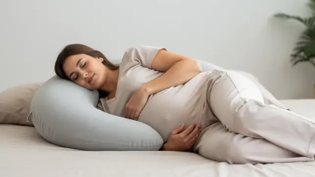 Schwangerschaftskissen lindern Sodbrennen durch ergonomische Schlafposition in der Schwangerschaft