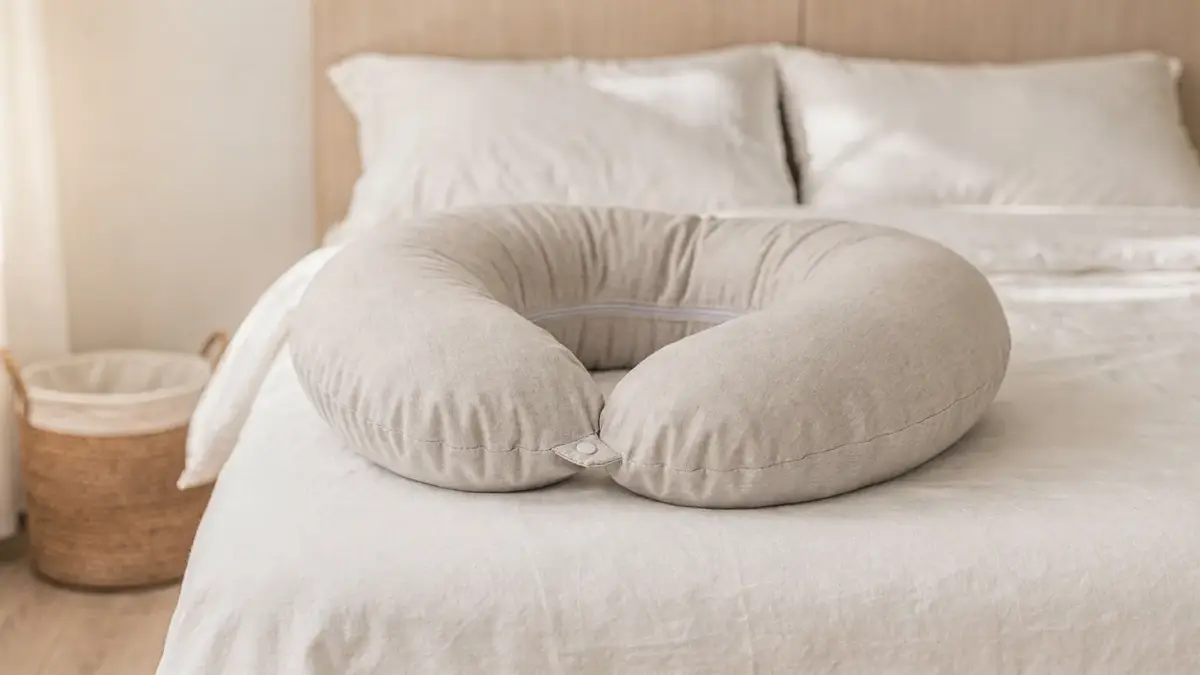 Waschbares Stillkissen mit abnehmbarem Bezug und Füllung in heller Babyzimmer-Umgebung