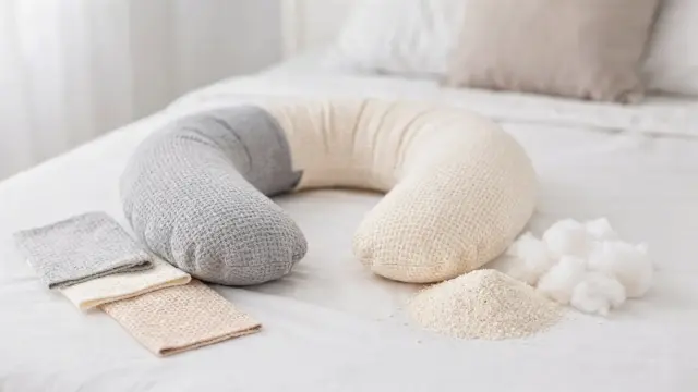 Stillkissen für Allergiker mit atmungsaktivem Bezug und hypoallergener Füllung auf einem Bett