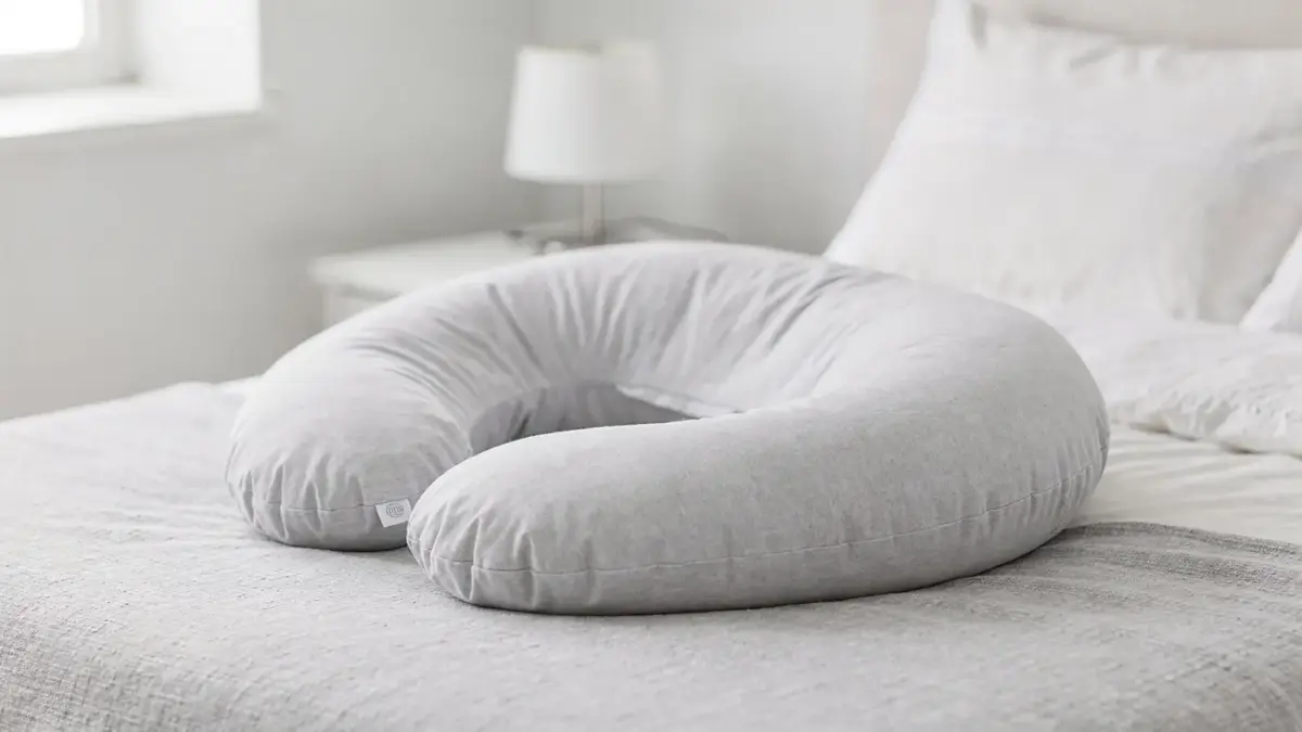 Lagerungskissen in der Schwangerschaft auf einem Bett beim Seitenschlafen