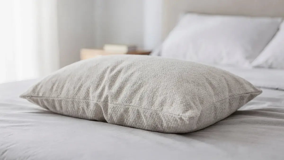 Atmungsaktiver Kissenbezug auf einem Bett im Schlafzimmer, passend zum Thema des Artikels.