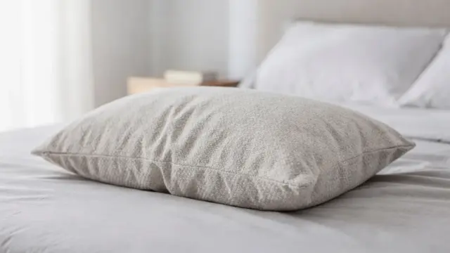 Atmungsaktiver Kissenbezug auf einem Bett im Schlafzimmer, passend zum Thema des Artikels.
