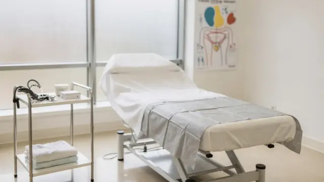 Klinische Rückbildung nach der Geburt mit Untersuchungsraum, Beckenboden-Übungshilfe und Untersuchungsliege