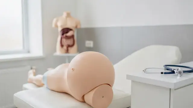Schwangere mit Arztumgebung zum Thema Reflux in der Schwangerschaft