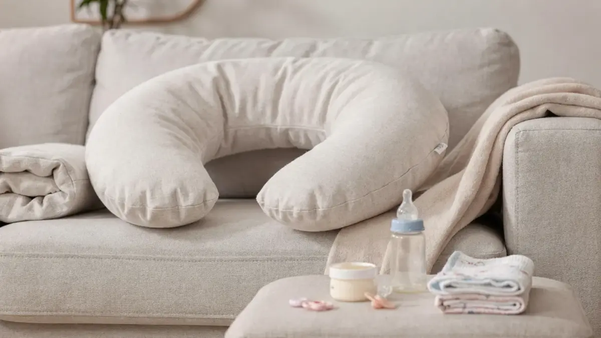 Stillen mit Schwangerschaftskissen auf dem Sofa – hilfreiche Unterstützung beim Baby anlegen