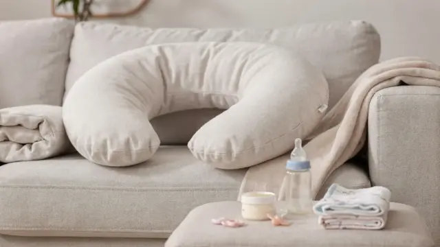 Stillen mit Schwangerschaftskissen auf dem Sofa – hilfreiche Unterstützung beim Baby anlegen