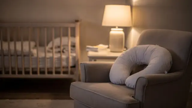 Stillkissen im Schlafzimmer für nächtliches Stillen und bequemes Schlafen
